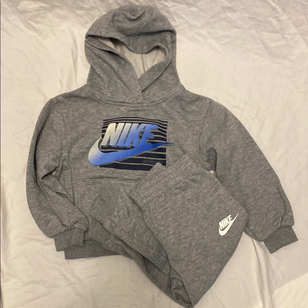 Nike Gray Hooded Sweatsuit Classic Athletic Design